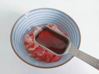 4、毛豆炒肉丝,猪肉切细丝，加料酒、生抽、蚝油各1勺。