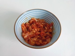 5、毛豆炒肉丝,用筷子将调味料搅拌均匀腌制十分钟。