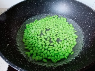 7、毛豆炒肉丝,锅里多放一点清水，水开后下毛豆。