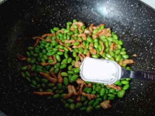 12、毛豆炒肉丝,加盐调味翻炒均匀即可关火盛盘了！