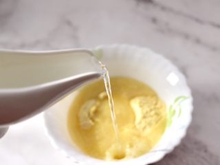 4、玉米面糊糊,这个时候慢慢加入清水。