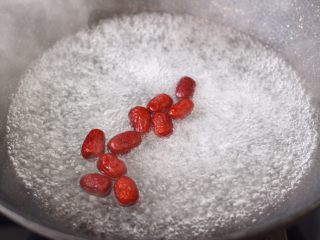 7、玉米面糊糊,锅中倒入适量的清水，放入洗净的红枣，大火煮沸后，继续煮10分钟左右。