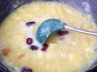 12、玉米面糊糊,大火煮沸后，继续用小火熬煮一会。