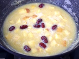 13、玉米面糊糊,看见苹果变色变软就可以关火咯。