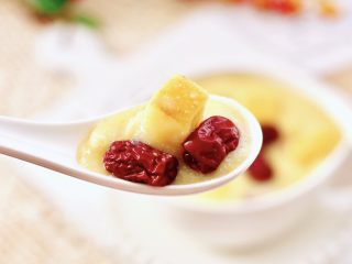 15、玉米面糊糊,香香糯糯超级好喝，玉米面的香和苹果红枣的甜美，搭配在一起真的是绝配。