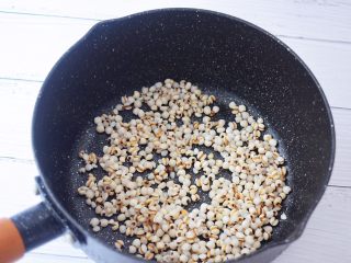 3、柠檬薏米水,把泡好的薏米放入锅里