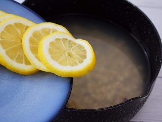 9、柠檬薏米水,等到薏米水凉至60度以下时放入柠檬片即可