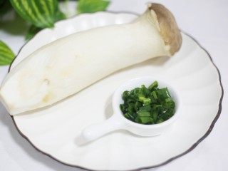 1、比肉还好吃的蚝油杏鲍菇,准备杏鲍菇一根、香葱一根,清水洗净。