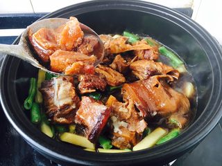 11、低油低盐健康美味下饭菜 牛背筋粉丝煲,放入适量的牛背筋，喜欢多吃就多放点，牛背筋的量随个人喜好放，我做的时候是蔬菜与牛背筋的量是1：1。