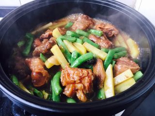 12、低油低盐健康美味下饭菜 牛背筋粉丝煲,大火炖开后，盖上锅盖儿，小火焖5、6分钟。