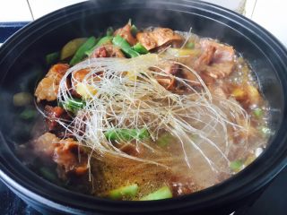 13、低油低盐健康美味下饭菜 牛背筋粉丝煲,把粉丝均匀的铺在砂锅里，大火煮开，盖上锅盖儿炖开，关火，焖2、3分钟左右即可。