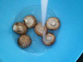 1、香菇烤太阳,香菇清洗干净