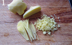 1、姜枣茶,生姜洗净去皮，细细切成碎末