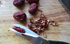 2、姜枣茶,大枣洗净去核，细细切成碎丁