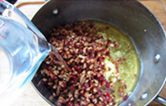 3、姜枣茶,将大枣碎和生姜末放入小锅，加入适量冷水，没过材料即可