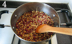 4、姜枣茶,小火慢慢煮，煮至沸腾时，加入冰糖