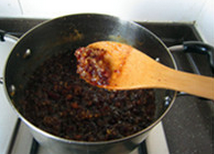 5、姜枣茶,继续小火煮，边煮边搅拌，煮至冰糖融合、汁液粘稠即可。趁热装入密封容器，凉透后密封冷藏保存，用时取适量入杯，冲入沸水调匀即可