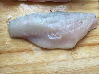 1、健康低卡香煎鲈鱼,新鲜的买来鲈鱼片好,尽量不要把刺片进去,这样口感会更好。
