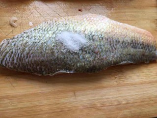 2、健康低卡香煎鲈鱼,鱼的正反两面用盐腌制。