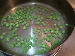 5、健康低卡香煎鲈鱼,锅中放入清水煮开小豌豆放入锅中煮两到三分钟就可以,