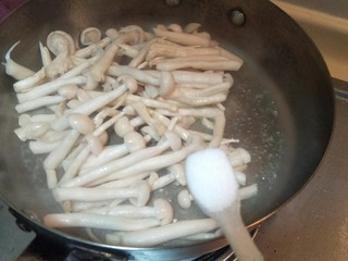 9、健康低卡香煎鲈鱼,加入一勺盐调味。