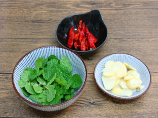 3、香辣薄荷炒羊肉,薄荷嫩叶洗净、辣椒洗净剪去头尾、蒜头去皮切片