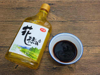 4、香辣薄荷炒羊肉,备好花椒油、白糖和酱油混合盛起