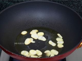 5、香辣薄荷炒羊肉,热锅，倒入食用油，下蒜片爆香