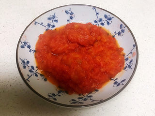 13、山药玉米排骨汤,把炒好的番茄酱出锅了