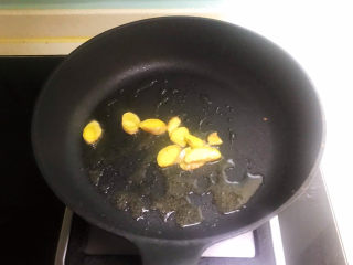 14、山药玉米排骨汤,炒锅烧热后加入1小勺玉米油，油烧热后加入鲜姜片，炒出香味