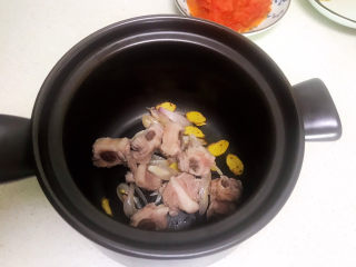 17、山药玉米排骨汤,加入排骨