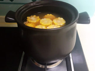 22、山药玉米排骨汤,加入玉米，大火烧开后小火慢煲20分钟