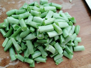 4、彩蛋四季豆,用手掰成小块，赶时间的可以用刀切