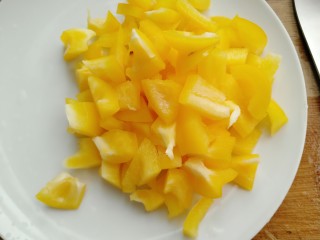 5、彩蛋四季豆,黄灯椒洗净对半切开切成条再切小块