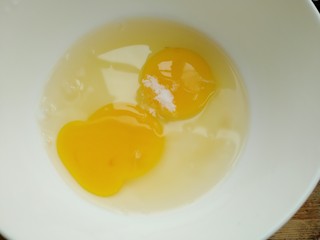 6、彩蛋四季豆,取一个容器打入鸡蛋加少许盐打散