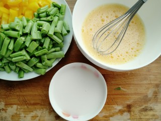 7、彩蛋四季豆,取一碟子做好水淀粉