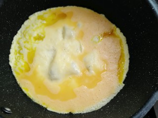 8、彩蛋四季豆,热锅中火倒入十克油烧热倒入蛋液