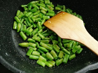 10、彩蛋四季豆,锅中倒入十五克油放入四季豆中大火煸炒