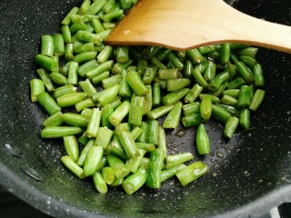 11、彩蛋四季豆,煸炒大概三分钟的时候倒入料酒煸炒