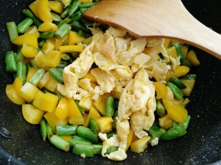 13、彩蛋四季豆,再放入蛋块翻炒均匀