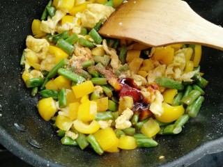 14、彩蛋四季豆,放入盐，生抽，耗油，胡椒粉