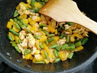 15、彩蛋四季豆,翻炒均匀后用水淀粉勾芡