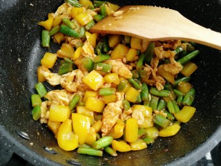 16、彩蛋四季豆,然放入老抽调色炒均匀即可