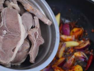 12、香辣羊蝎子,倒入羊脊骨。