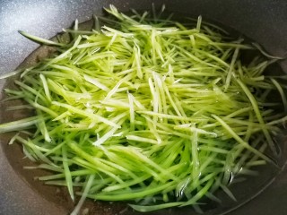 2、清炒莴笋丝,锅中烧开水放入莴笋丝。