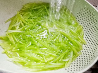 5、清炒莴笋丝,捞出冲凉水。