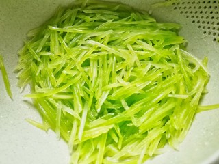6、清炒莴笋丝,沥干水。