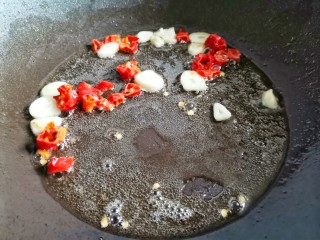 7、清炒莴笋丝,爆香大蒜干辣椒。