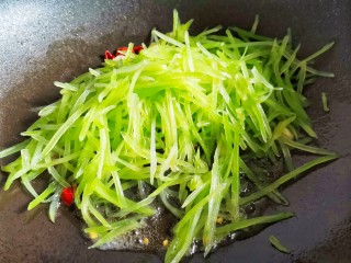 8、清炒莴笋丝,加入莴笋丝。