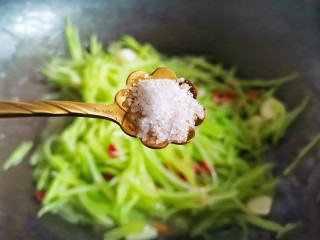 9、清炒莴笋丝,加1小勺盐。